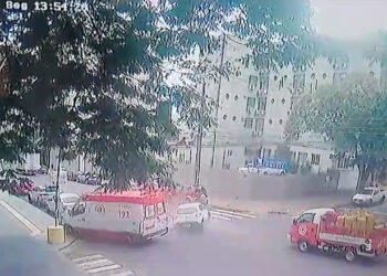 Acidente entre carro e ambulância do SAMU é registrado por câmera de segurança no centro