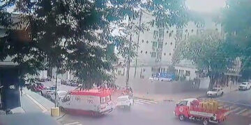 Acidente entre carro e ambulância do SAMU é registrado por câmera de segurança no Centro de Foz