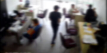 Câmera registra momentos de terror durante assalto a escritório de despachante em Foz do Iguaçu