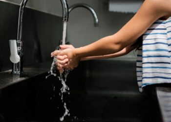 Sanepar executa reparo emergencial e abastecimento pode oscilar em vários bairros de Foz