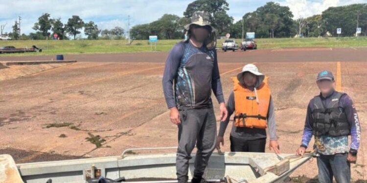 PF e Polícia Civil resgatam embarcação à deriva no Lago de Itaipu