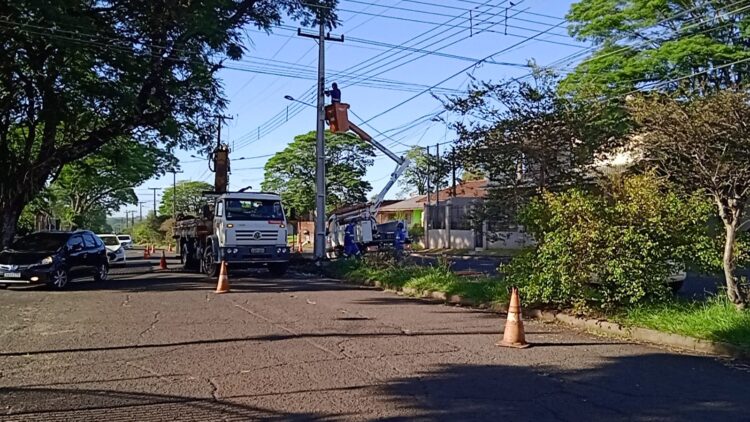 Motorista dorme ao volante e derruba poste de energia na Avenida Anhembi