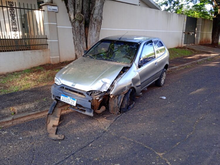 Motorista dorme ao volante e derruba poste de energia na Avenida Anhembi