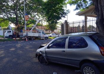 Motorista dorme ao volante e derruba poste de energia na Avenida Anhembi