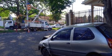 Motorista dorme ao volante e derruba poste de energia na Avenida Anhembi