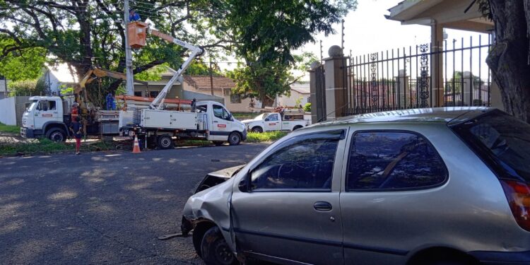 Motorista dorme ao volante e derruba poste de energia na Avenida Anhembi