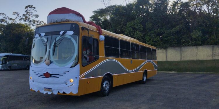 VISAC lança ônibus natalino com Papai Noel ao volante e leva espírito de festa aos bairros