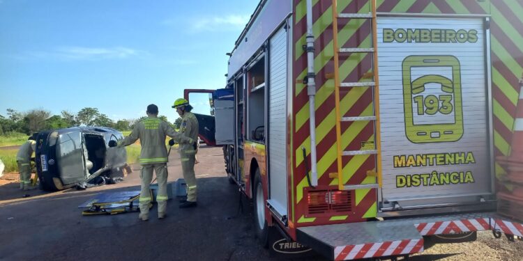 Acidente entre dois carros deixa três pessoas feridas na Avenida Perimetral Leste