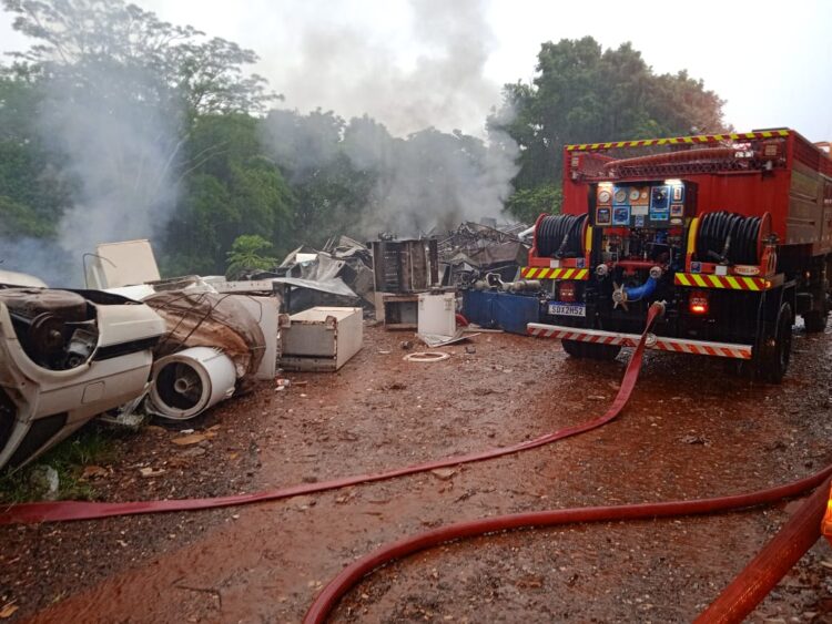 Incêndio atinge galpão de reciclagem no Porto Belo