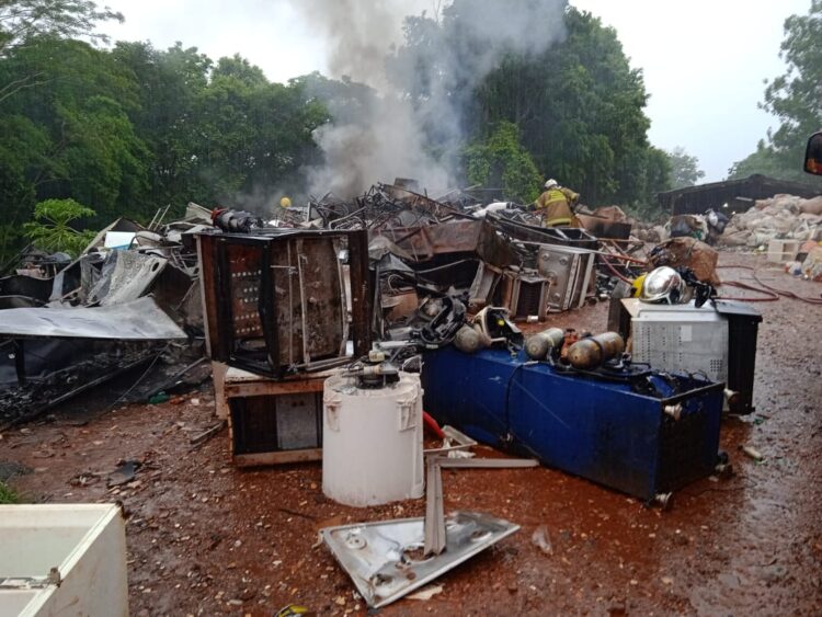 Incêndio atinge galpão de reciclagem no Porto Belo