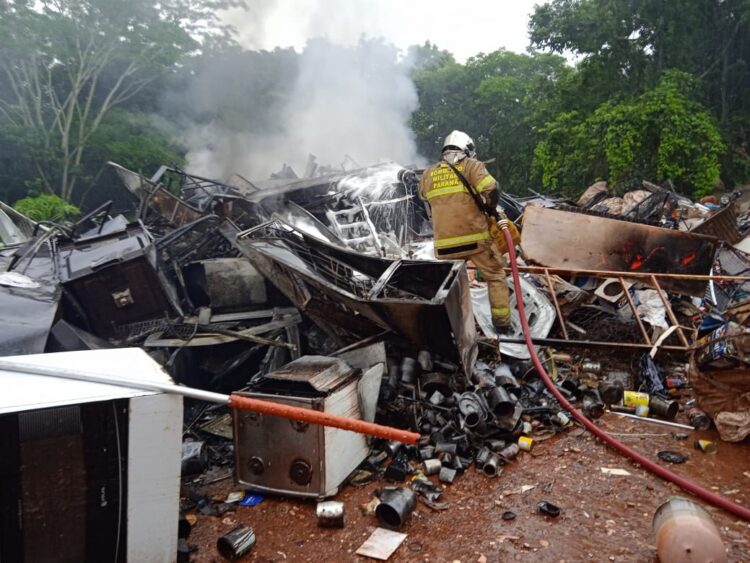 Incêndio atinge galpão de reciclagem no Porto Belo