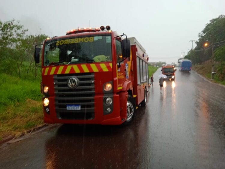 Incêndio atinge galpão de reciclagem no Porto Belo