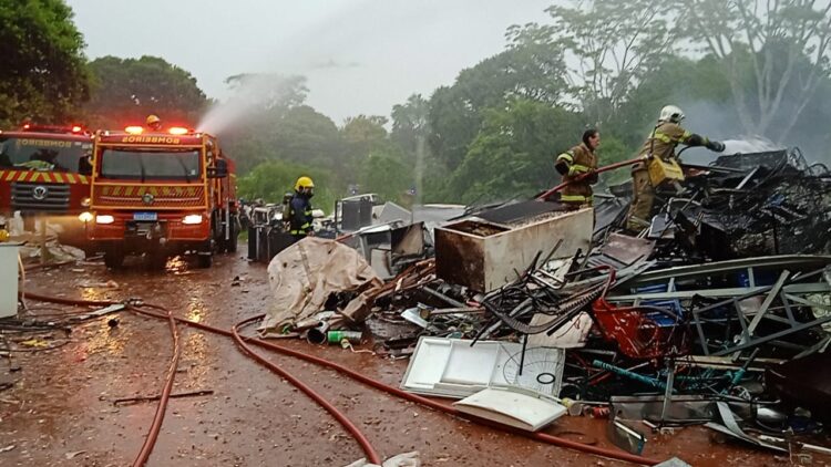 Incêndio atinge galpão de reciclagem no Porto Belo