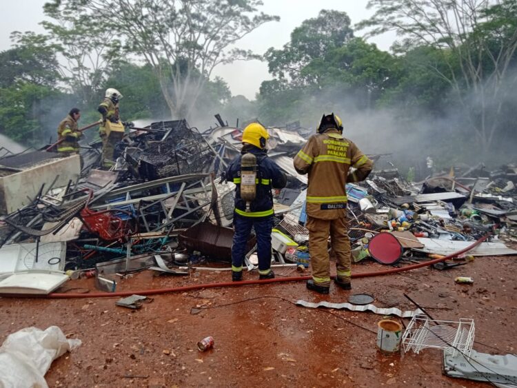 Incêndio atinge galpão de reciclagem no Porto Belo