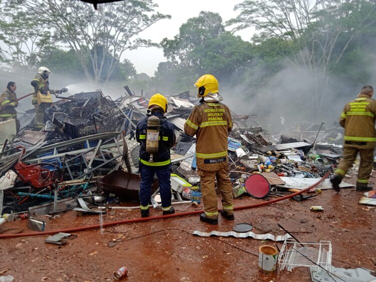 Incêndio atinge galpão de reciclagem no Porto Belo