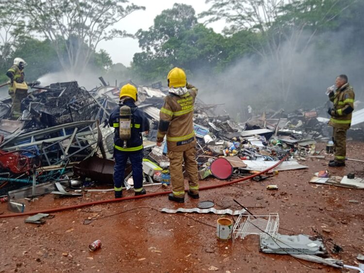 Incêndio atinge galpão de reciclagem no Porto Belo
