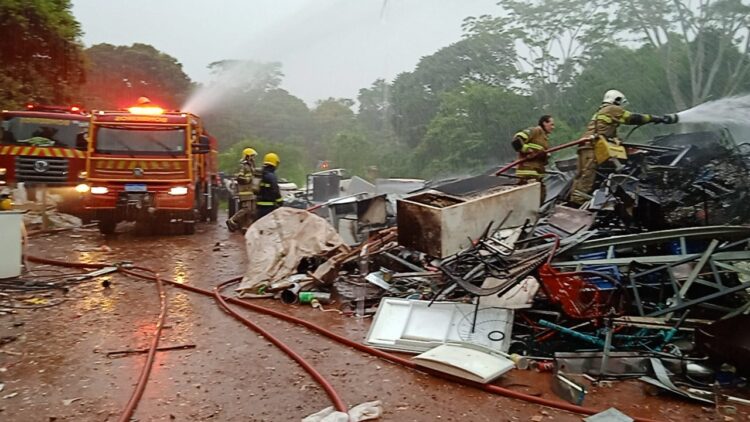 Incêndio atinge galpão de reciclagem no Porto Belo