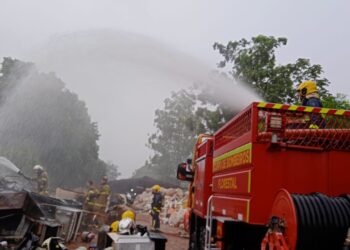 Incêndio atinge galpão de reciclagem no Porto Belo