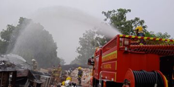 Incêndio atinge galpão de reciclagem e mobiliza Corpo de Bombeiros no Porto Belo