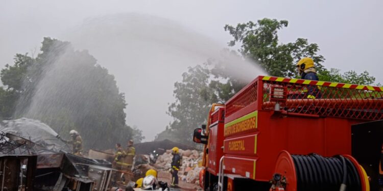 Incêndio atinge galpão de reciclagem no Porto Belo