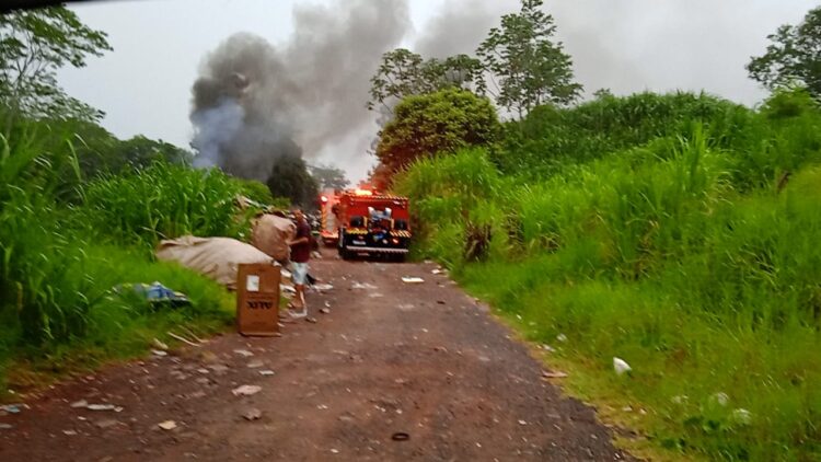 Incêndio atinge galpão de reciclagem no Porto Belo