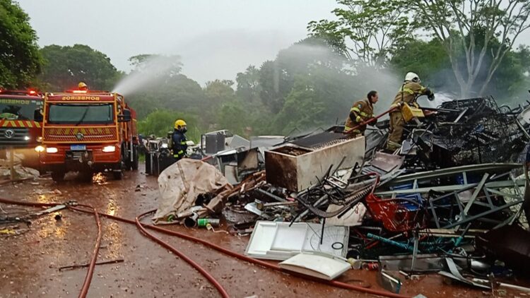 Incêndio atinge galpão de reciclagem no Porto Belo