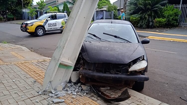 Carro destrói poste em frente a escola e mobiliza equipes no Três Bandeiras
