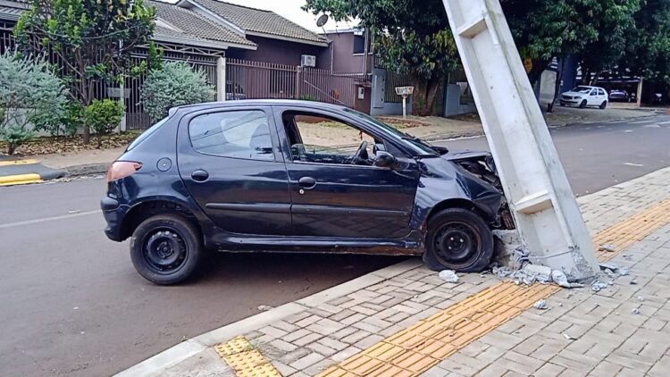 Carro destrói poste em frente a escola e mobiliza equipes no Três Bandeiras