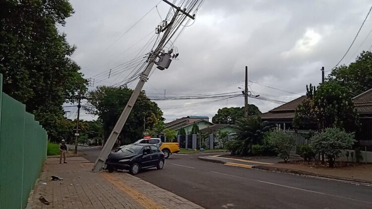 Carro destrói poste em frente a escola e mobiliza equipes no Três Bandeiras