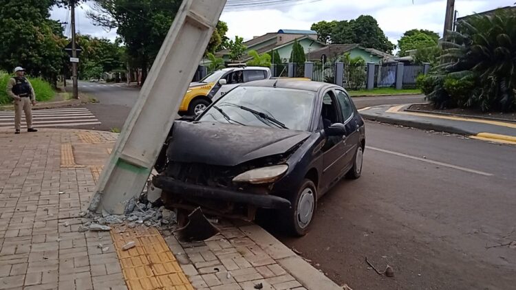 Carro destrói poste em frente a escola e mobiliza equipes no Três Bandeiras