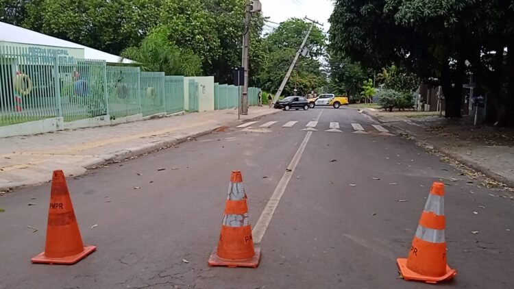Carro destrói poste em frente a escola e mobiliza equipes no Três Bandeiras