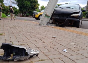 Carro destrói poste em frente a escola e mobiliza equipes no Três Bandeiras
