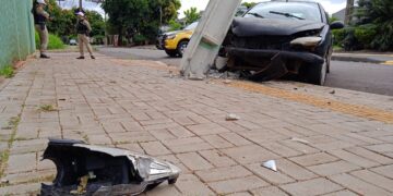 Carro destrói poste em frente a escola e mobiliza equipes no Três Bandeiras