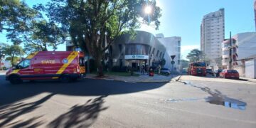  Princípio de incêndio em laboratório mobiliza Corpo de Bombeiros no centro de Foz