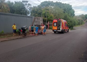 Moto atinge portão e muro de casa após piloto perder o controle