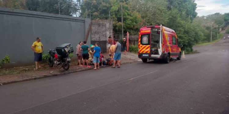 Moto atinge portão e muro de casa após piloto perder o controle