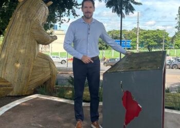 Monumento em homenagem à democracia é devolvido à Praça Naipi