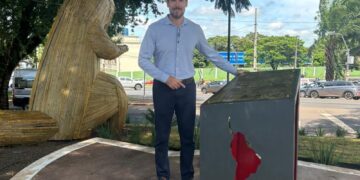 Monumento em homenagem à democracia é devolvido à Praça Naipi