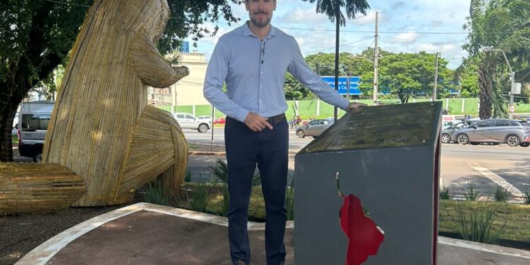 Monumento em homenagem à democracia é devolvido à Praça Naipi