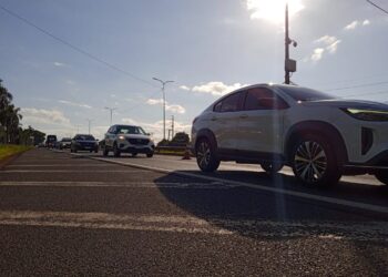 PRF orienta motoristas sobre trânsito durante visita de presidentes em Foz do Iguaçu