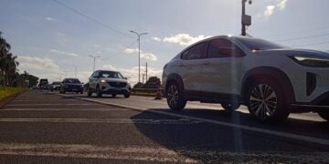 PRF orienta motoristas sobre trânsito durante visita de presidentes em Foz do Iguaçu