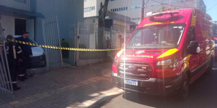 Adolescente de 15 anos morre atropelada por carro que saía de vaga no centro de Foz