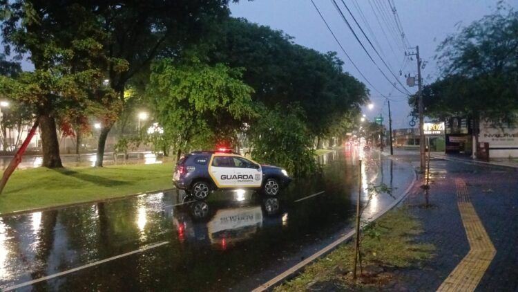 Temporal faz voo da Latam de Curitiba sobrevoar a região por 40 minutos antes de pousar