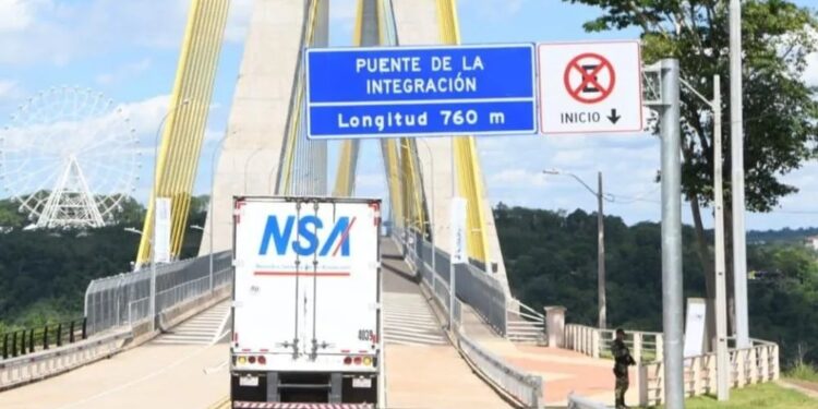 Passagem de caminhões vazios na nova ponte fica abaixo da média