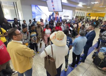 Voo emergencial traz 171 haitianos a Foz; somente três permanecem na cidade