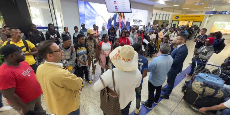 Voo emergencial traz 171 haitianos a Foz; somente três permanecem na cidade