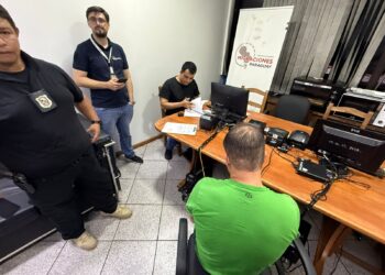 Ex-diretor da PRF é entregue à Polícia Federal na fronteira e presta depoimento em Foz