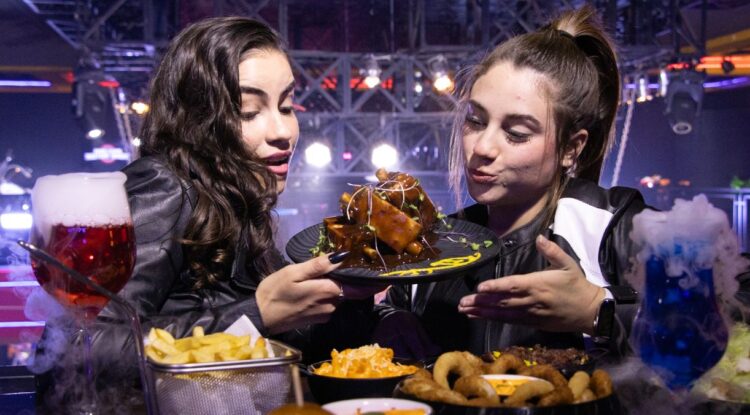 Magic Dinner Show de Réveillon une espetáculo, jantar especial e rock