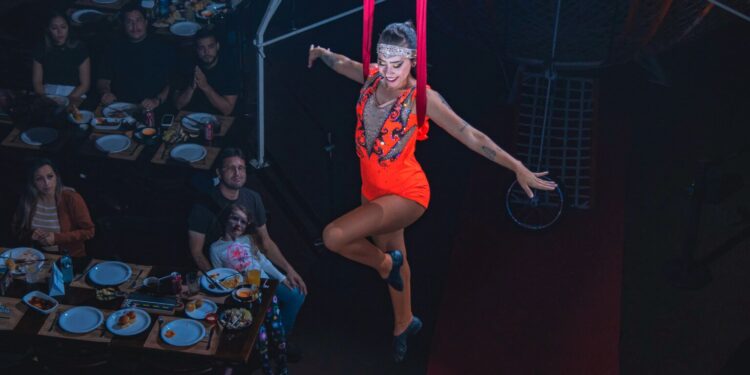 Magic Dinner Show de Réveillon une espetáculo, jantar especial e rock