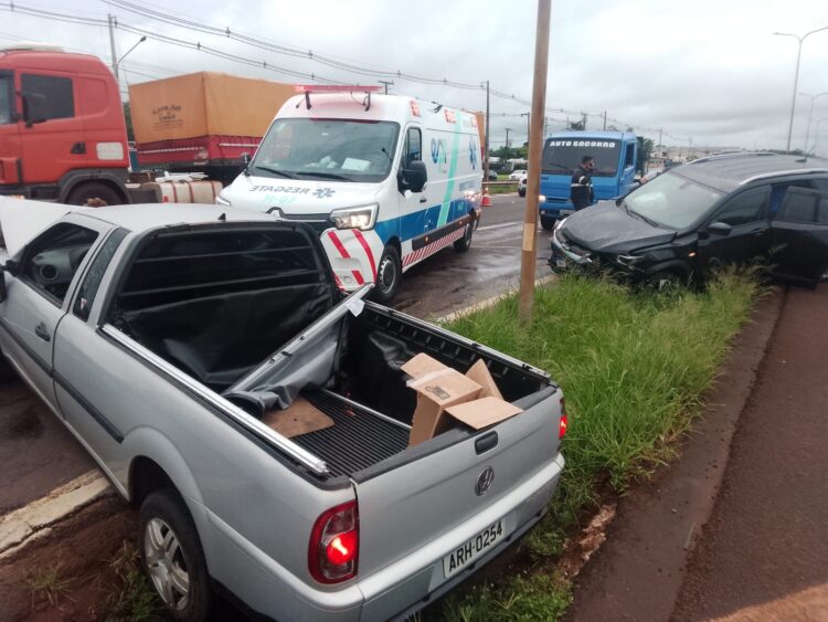 Acidente entre dois carros deixa três feridos na BR-277, em Foz do Iguaçu